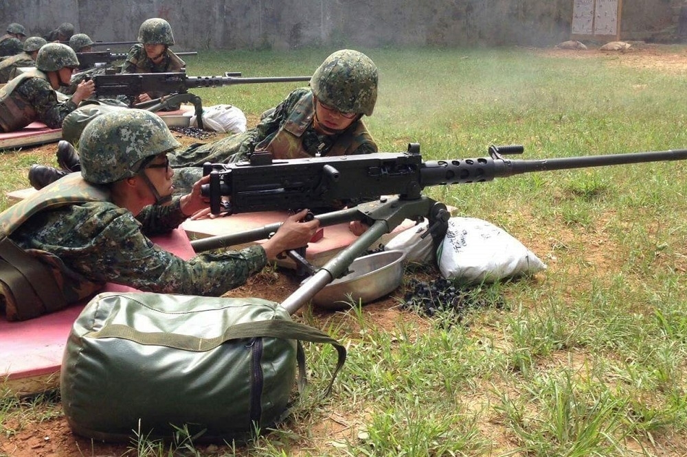 陸軍打算將超過40年以上的50機槍更新並由軍備局採購，因該型重機槍設計有專利權，軍備局評估與美槍廠洽談在台授權或商購專利，保證裝備來源品質穩定。圖為陸軍裝甲五八四旅砲兵營實施「50機槍實彈射擊訓練」。（圖片取自陸軍司令部臉書）