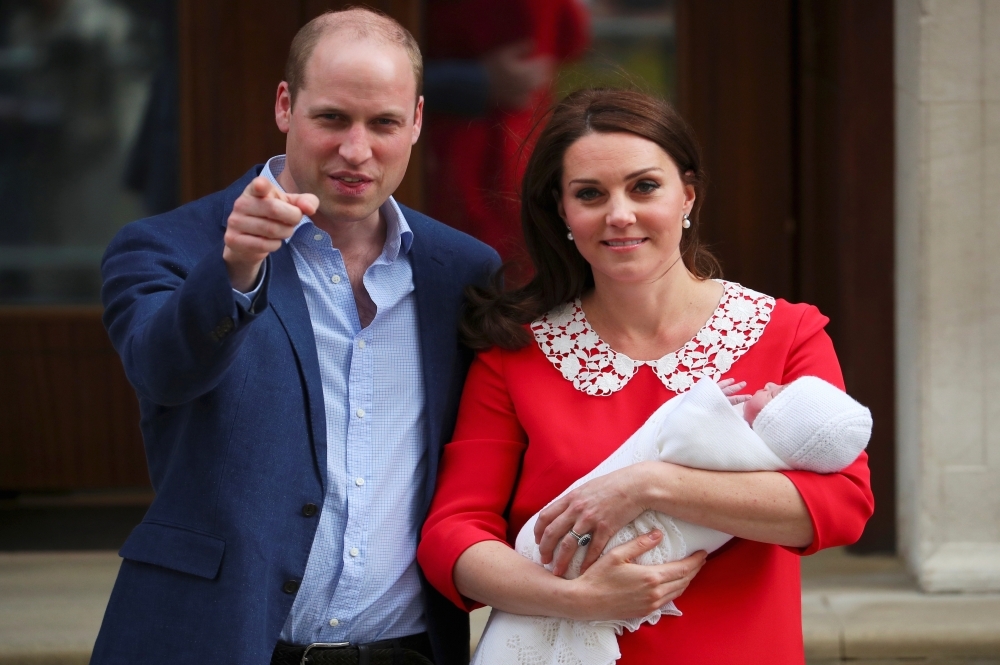 英國威廉王子與凱特王妃抱著剛出生的小王子一起亮相。(湯森路透)