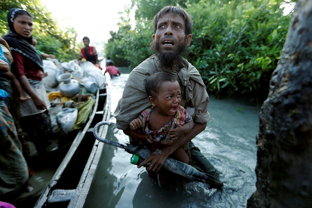 從緬甸渡河往孟加拉避難的羅興亞人。（湯森路透）