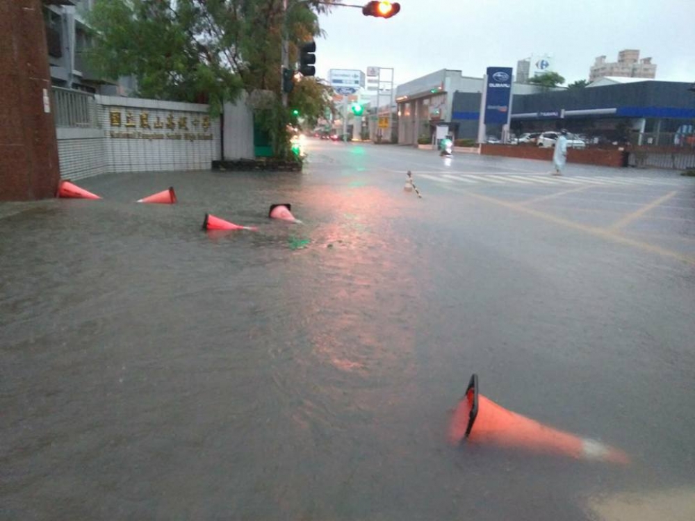 高雄市清晨宣布停班課，鳳山區雨勢尤其大，鳳山高中門口都積水，有民眾在臉書上貼文要大家小心。（圖片取自臉書）