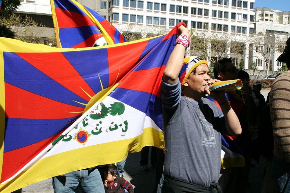 2008年3月份西藏事件，深刻地改變了中國的民族政策，也影響了中國的政治演變。（海外藏人和中國留學生當年在舊金山舉旗對立／維基百科）