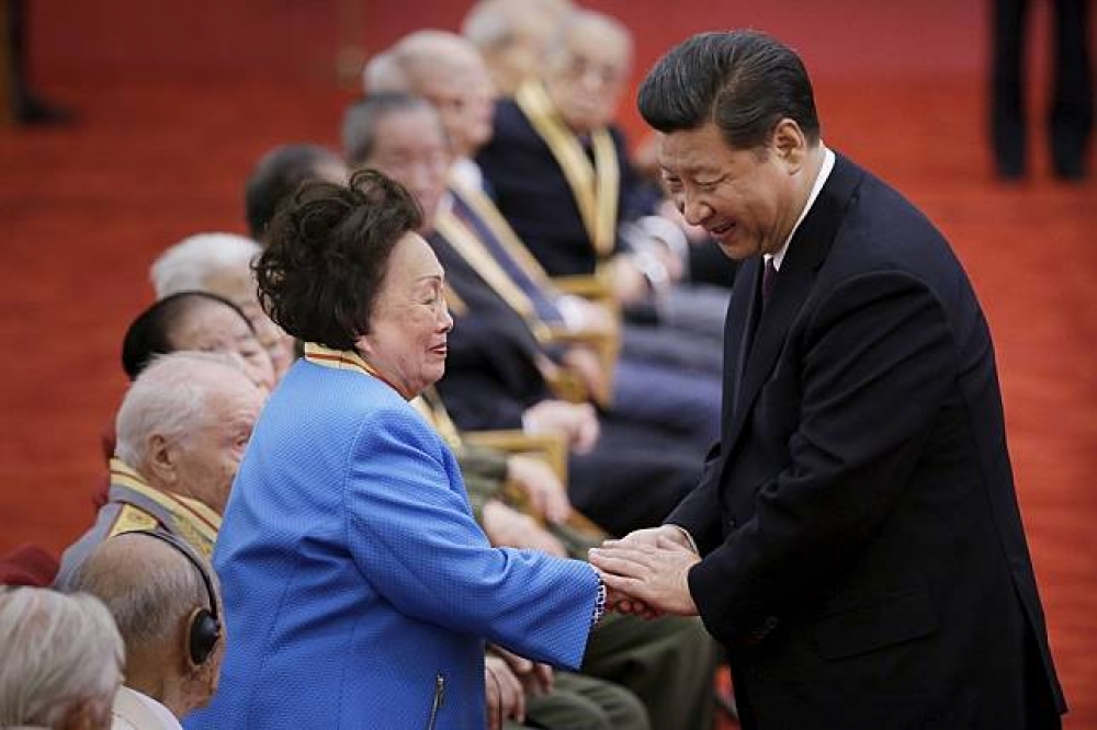 陳香梅女士2015年訪問中國時，獲中國國家主席習近平頒授抗戰勝利70周年紀念章。(湯森路透)