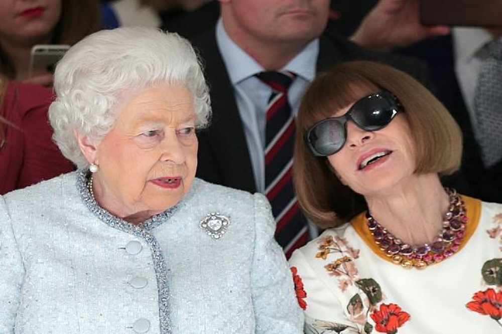 英國女王伊麗莎白二世（Queen Elizabeth II）和安娜溫圖一同參與英國時裝周。（湯森路透）