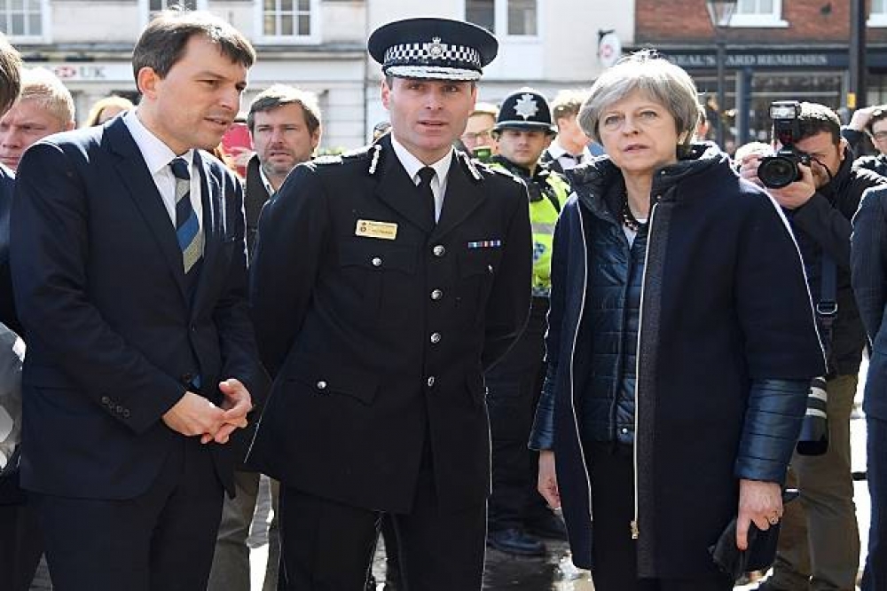 英國首相梅伊3月15日前往案發現場訪視。（湯森路透）