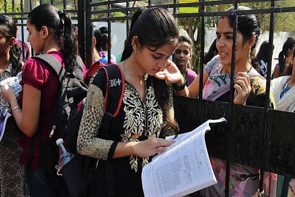 印度年度考試季，數以千萬計的學生必須面對令人筋疲力盡的大學入學考試，來爭取印度幾所大學提供的有限名額。(The Guardian)