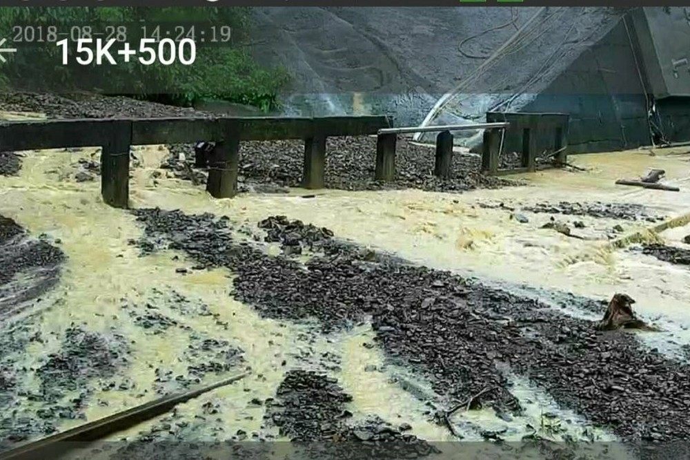 南迴鐵路28日下午1時21分，在屏東縣獅子鄉枋野至加祿間發生土石流，造成南迴列車無法通行。（台鐵提供）