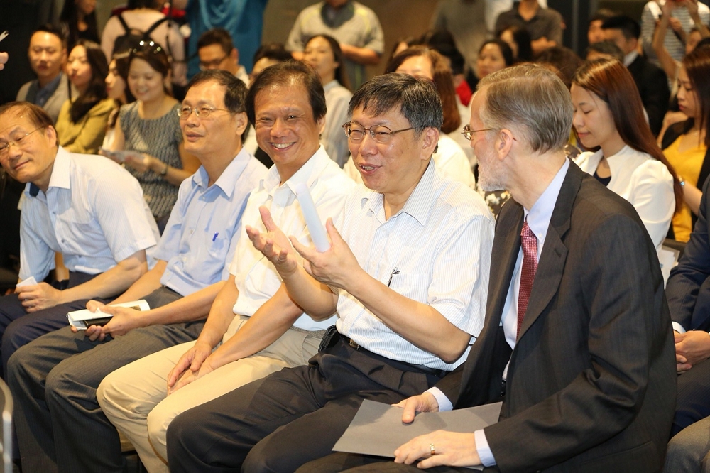 台北市長柯文哲拚連任，28日他受訪時坦承，正在洽談知名作家小野，請他擔任競選總幹事。（北市府提供）