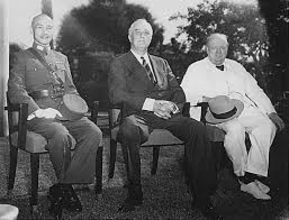 《開羅宣言》可以視爲意向書，但並不能視爲正式的戰後處理條約，否則就難以解釋爲何有了開羅宣言後，還需要舊金山和約（1951）、中日和平條約（1952）以及中日和平友好條約（1978）等一系列的和約。（蔣中正、羅斯福、邱吉爾1943年11月25日攝於埃及首都開羅／ 維基百科）