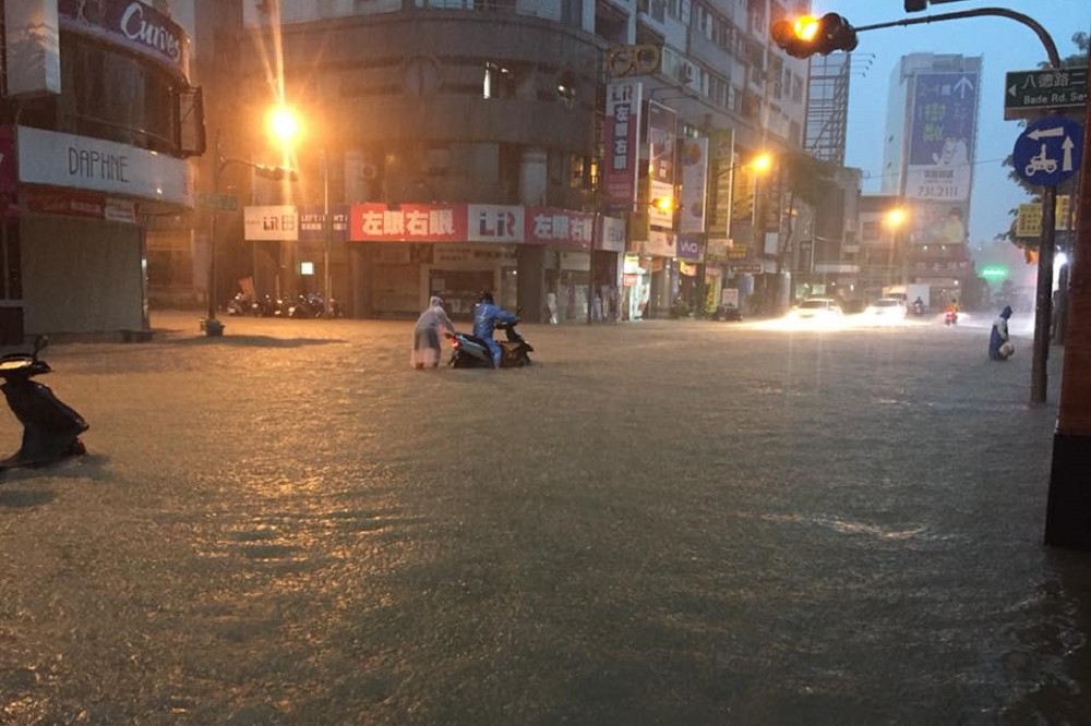 有網友貼出高雄鳳山區青年路二段附近的災情。（圖片取自爆料公社）
