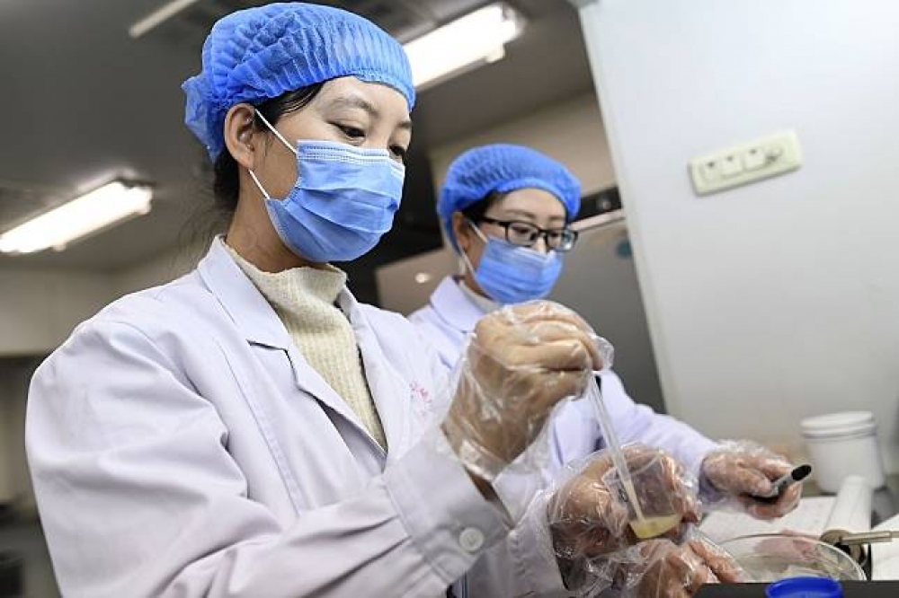 山西省人類精子銀行醫事人員正對捐助者的精子進行檢測。（中新社）