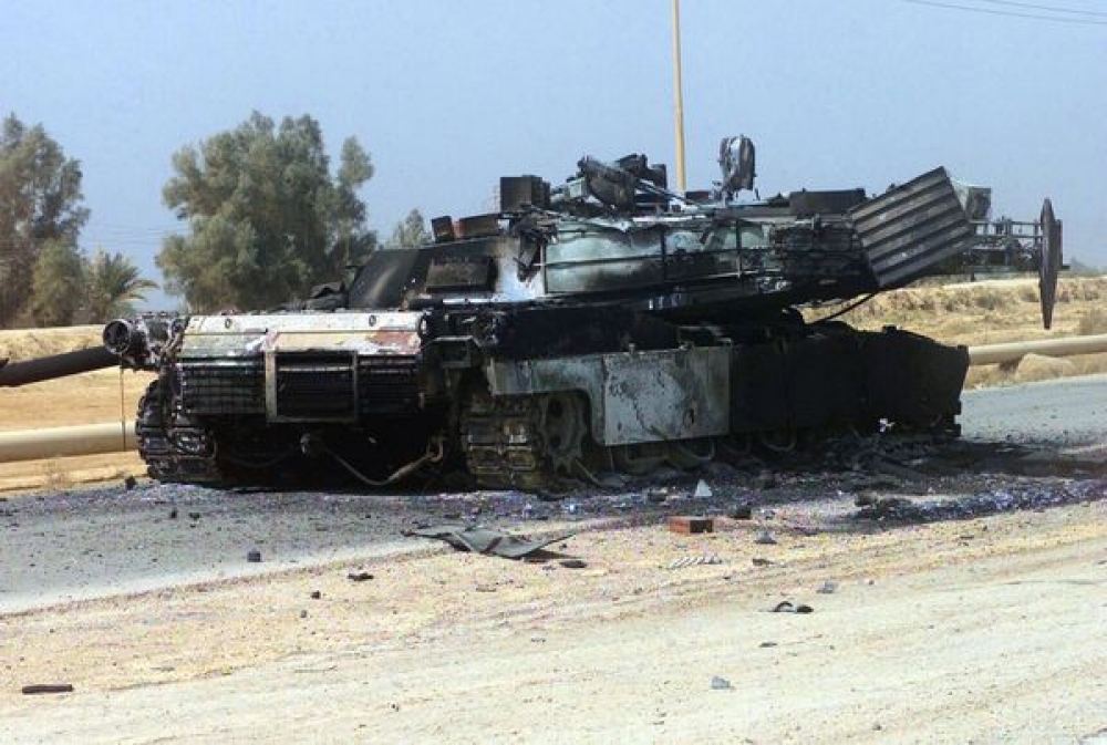 在伊拉克被擊毀的M1，衍生了後來的城市戰防禦套件加快列裝。（圖片摘自維基百科）