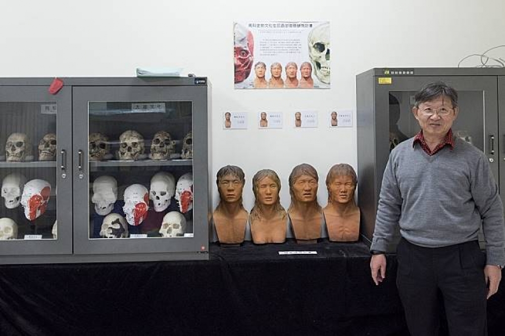 李匡悌利用3D掃描和CT掃描輸出1:1模型， 再塑造肌理、貼上皮膚，還原史前文化住民的長相。（攝影：李昆翰）