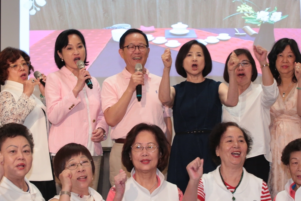 國民黨主席吳敦義夫人蔡令怡下午參加丁守中婦女會聯誼茶會時，竟脫口說出老天一天雨水就打臉民進黨，這就是「老天有眼」引來非議。(攝影：李昆翰)