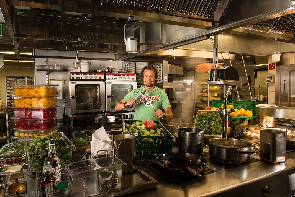 蘇黎世素食餐廳「Hiltl」第四代經營人洛夫希爾特。（Hiltl © Ethan Oelman）