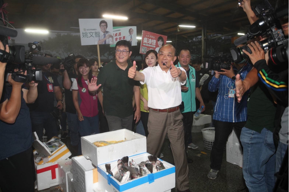 姚文智和蘇貞昌29日一同到台北市第一果菜批發市場掃街拜票。（姚文智提供）