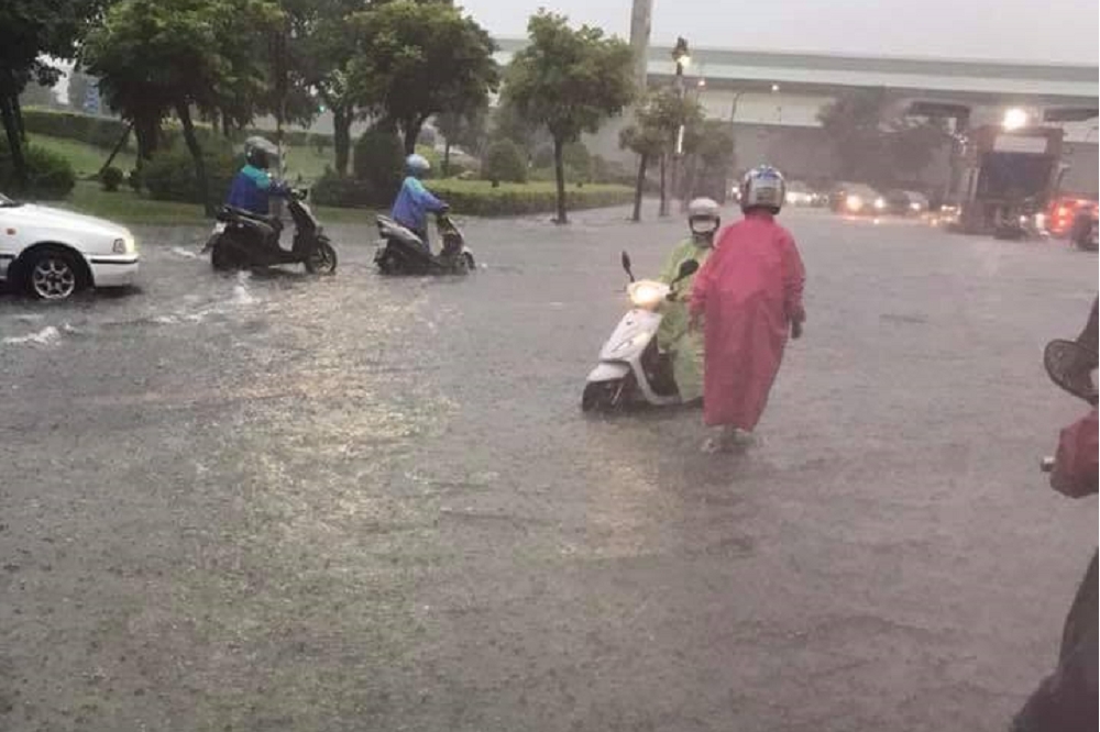 有網友貼出29日早上7點半高雄前鎮加工區的淹水災情，無奈地問「要怎麼上班」。（圖片取自爆料公社）