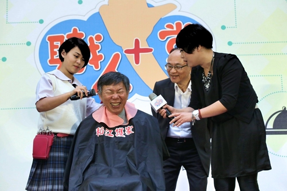 台北市長柯文哲9日上午現身職人十堂記者會，並當場接受稻江護家時尚造型科的二年級學生替他剪髮。（攝影：張凱婷）