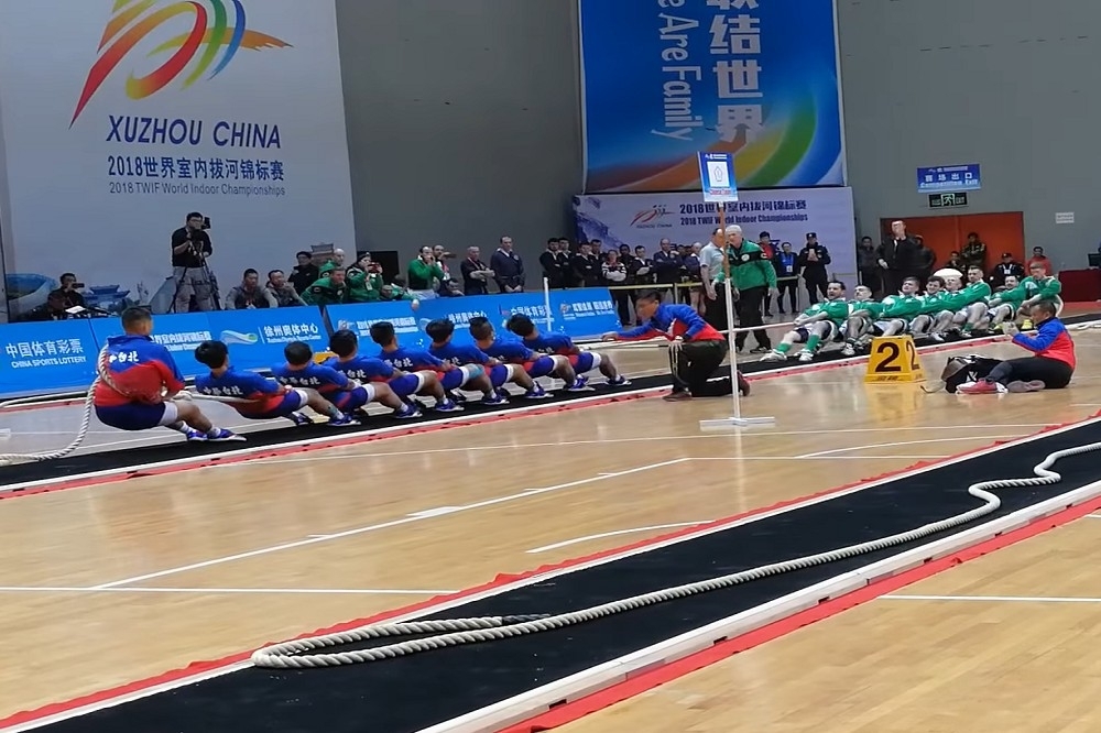 國際拔河總會判定，世界盃室內拔河錦標賽中華隊在男子560公斤決賽，與愛爾蘭並列第一。（圖片取自YouTube：844530729）