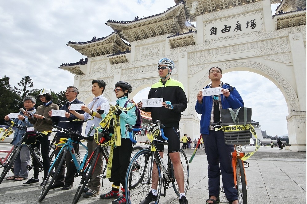 民團8日騎腳踏車沿途宣講，呼籲中國釋放NGO工作者李明哲，以及中國維權律師王全璋。（攝影：曾原信）