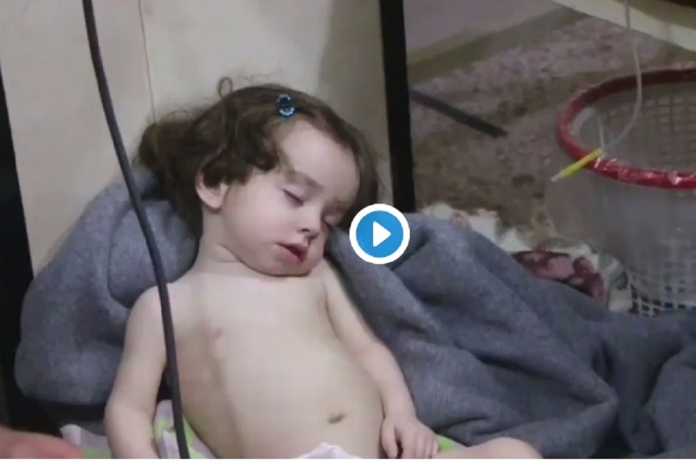 敘利亞東古塔地區的城鎮杜馬，傳出遭政府軍以毒氣攻擊。（取自影片）