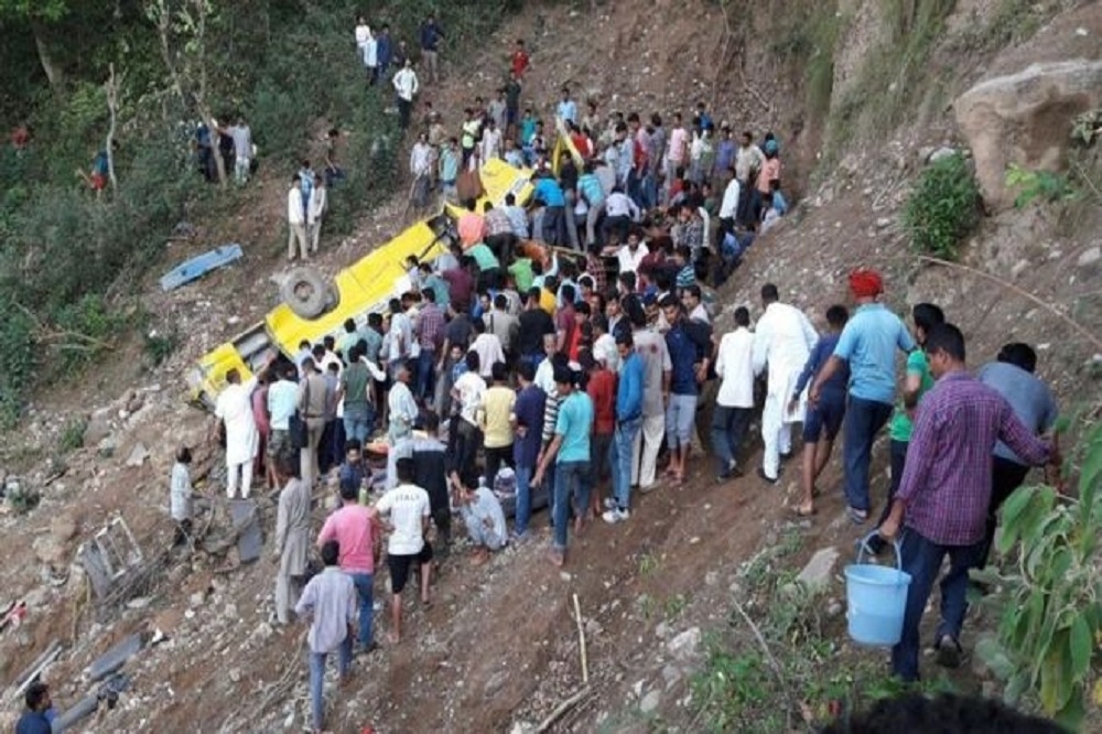 印度一輛校車9日發生翻覆山谷意外。（翻攝自BBC）