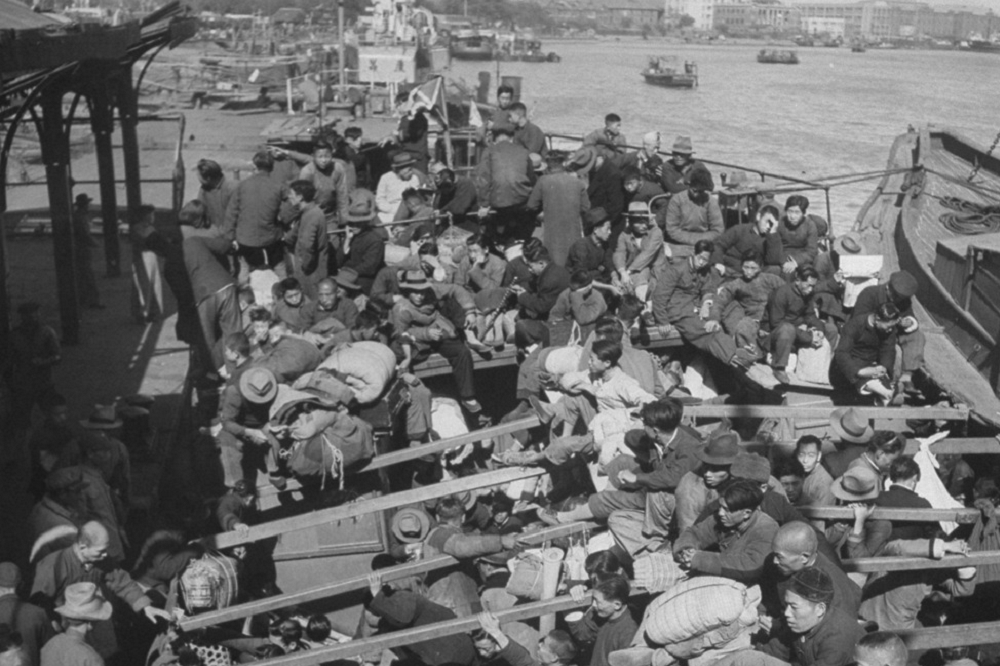 1949年初的上海已經人心惶惶，，一月底北平全面淪陷，共軍隨時準備渡江南下，前往台灣的渡輪即使數條黃金都一票難求。（圖片摘自網路）