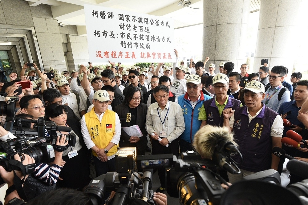 大彎北段居民約200人今赴北市議會，向台北市市長柯文哲抗議。（攝影：李昆翰）