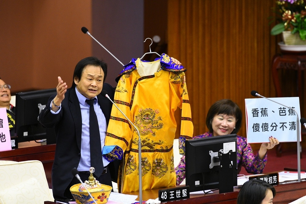 議員王世堅送上「龍袍」，諷刺台北市長柯文哲日前一席「真命天子」說。（攝影：李昆翰）