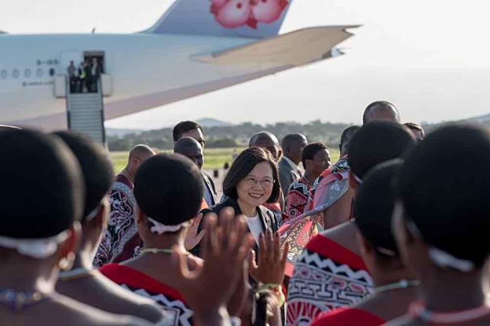 蔡英文總統非洲行，經過13小時飛行終於抵達史瓦濟蘭，受到隆重迎賓儀式歡迎。（圖片取自蔡英文臉書）