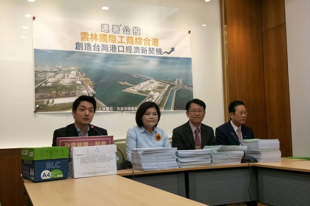 藍委張麗善發起「將麥寮港改制成雲林國際工商綜合港」公投案，找來國民黨團書記長李彥秀、藍委蔣萬安一同「讚聲」，號召全民支持公投案。（攝影：陳彥宇）