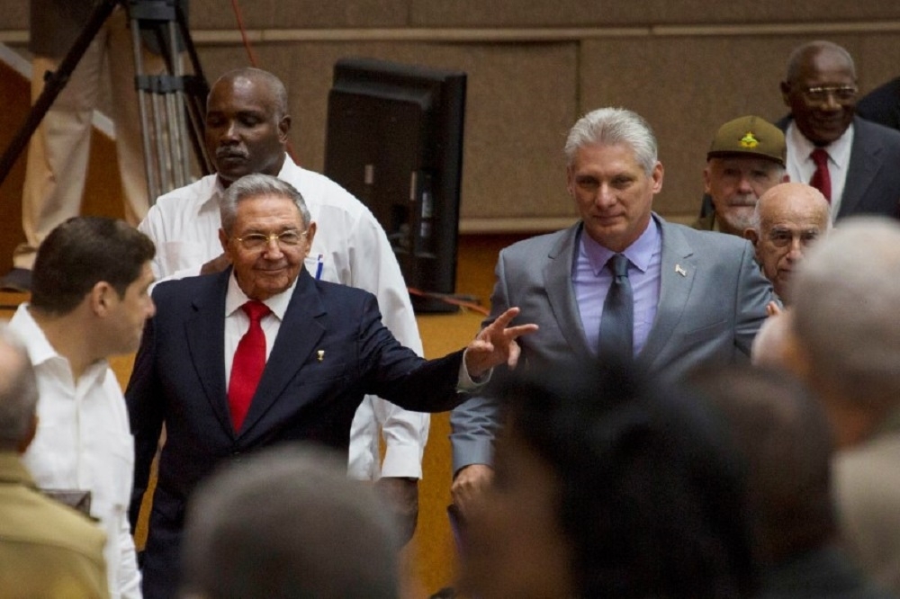 卡奈（右）即將成古巴總理，勞爾·卡斯楚（左，戴眼鏡者）則將卸任，代表卡斯楚家族執政時代結束。（湯森路透）