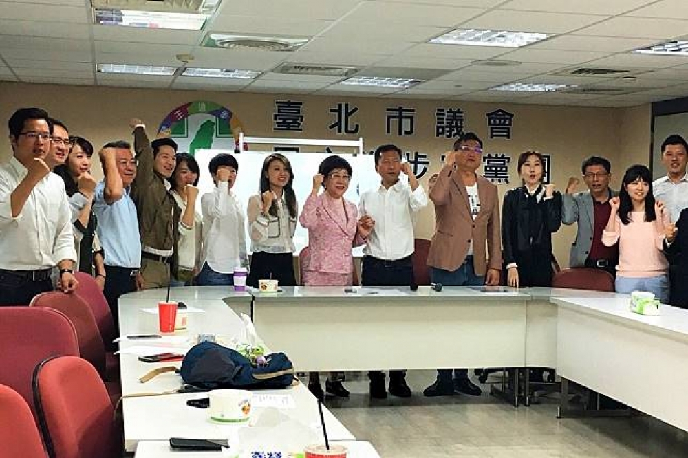 前副總統呂秀蓮18日中午拜會北市議會民進黨團，表態會堅決表達反對民進黨與柯文哲合作立場。（攝影：徐乙喬）