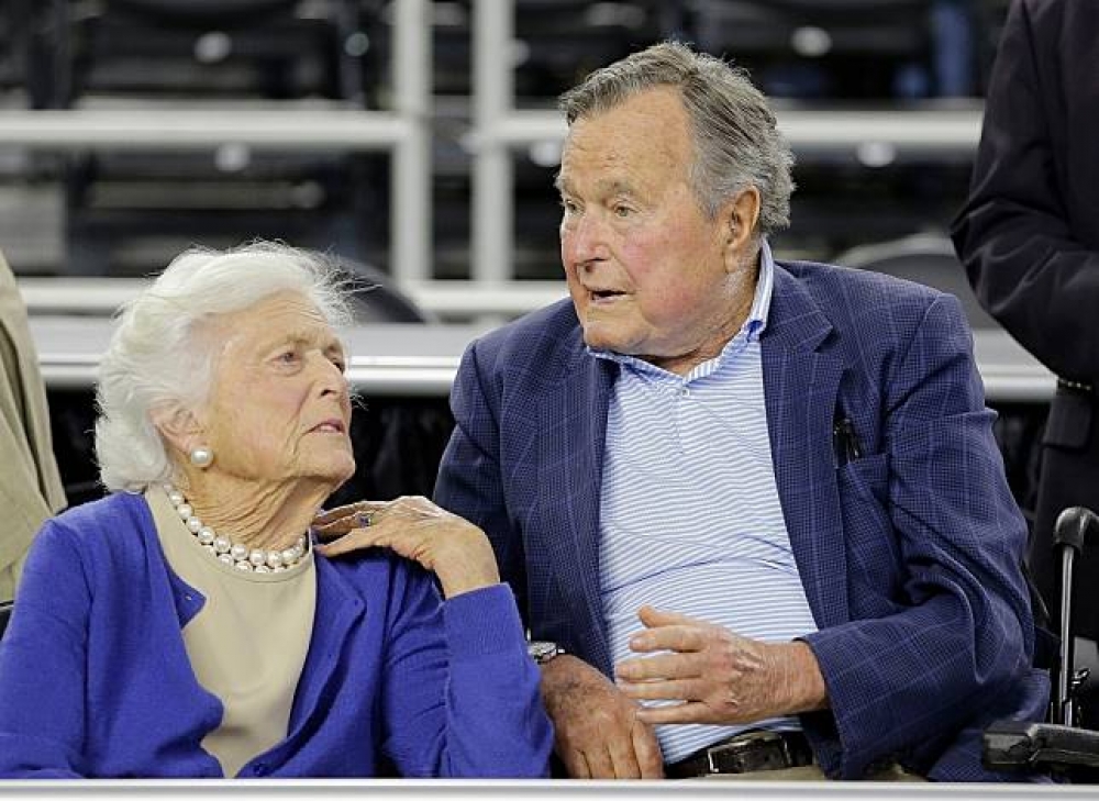 美前總統布希夫人Barbara Bush17日逝世享壽92歲，蔡總統聞訊推特發文表達哀悼及慰問。圖為老布希夫婦。（美聯社）