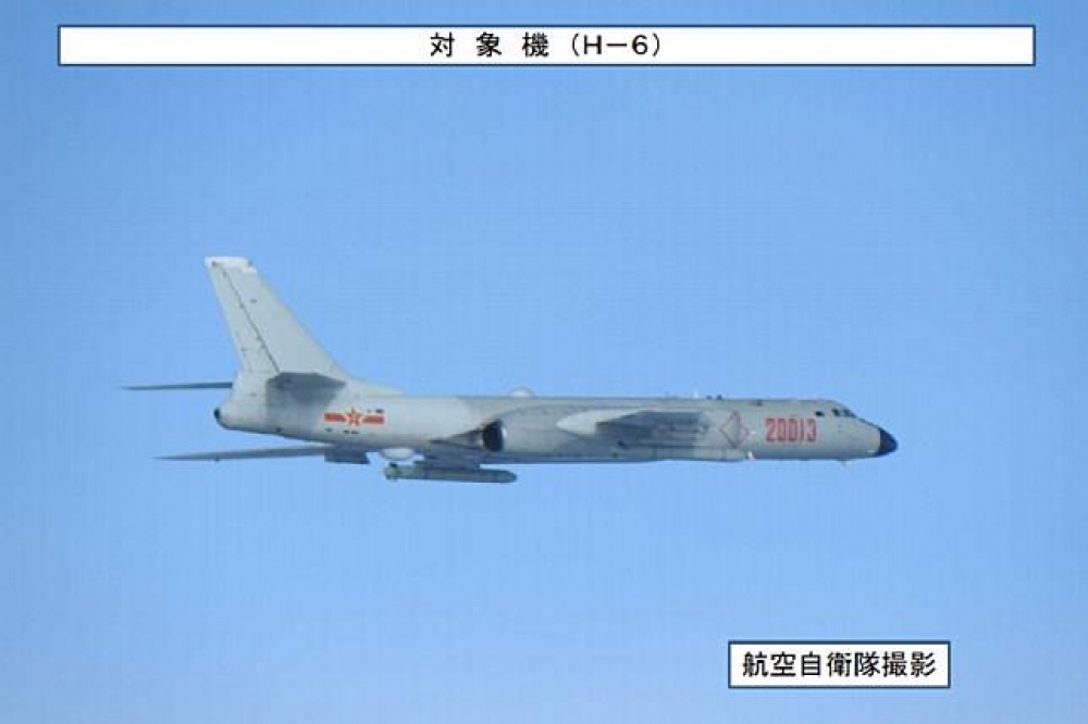 中共轟6K型機2架下午穿越宮古水道進入西太平洋，經巴士海峽後飛返原駐地，進行遠海長航訓練活動。（圖片取自日本自衛隊網站）