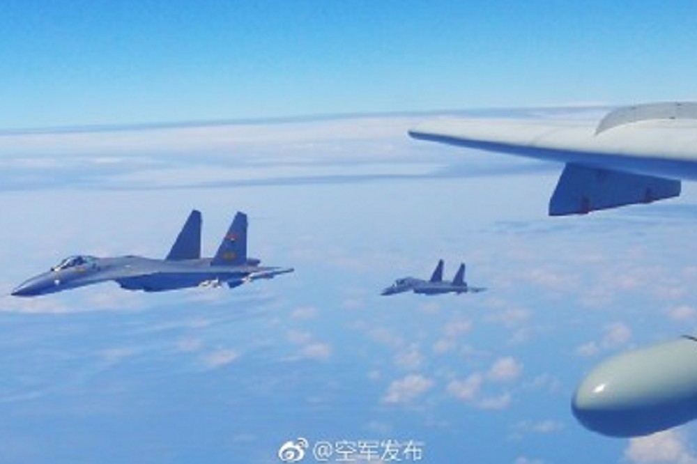 中國空軍19日發文聲稱，「繞島巡航」演訓「提升維護國家主權和領土完整的能力」。（圖片取自中國空軍微博）