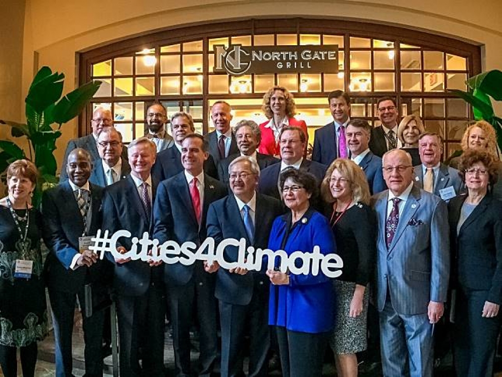 首波加入「氣候市長」承諾履行巴黎氣候協定的美國市長們合影。（取自Medium @ClimateMayors）