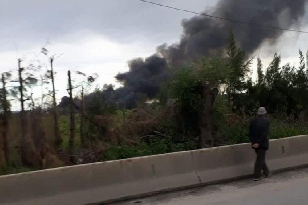 阿爾及利亞11日驚傳軍機墜毀事故，消息指軍機墜落在平民區。（取自影片）