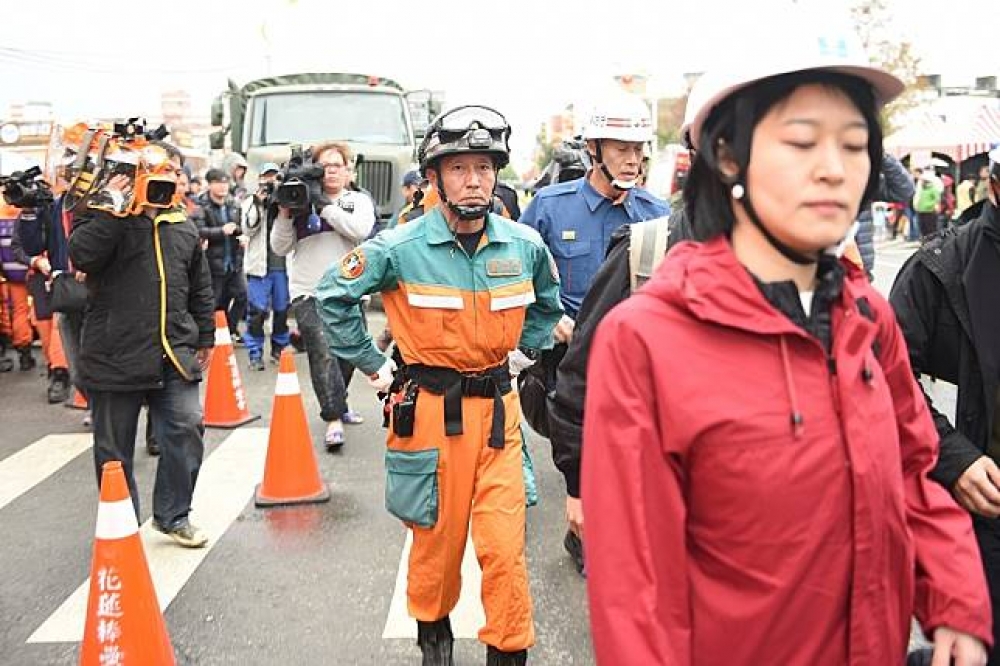 日本搜救隊已在下午3點抵達雲門翠堤大樓展開搜救行動。（攝影：葉信菉）
