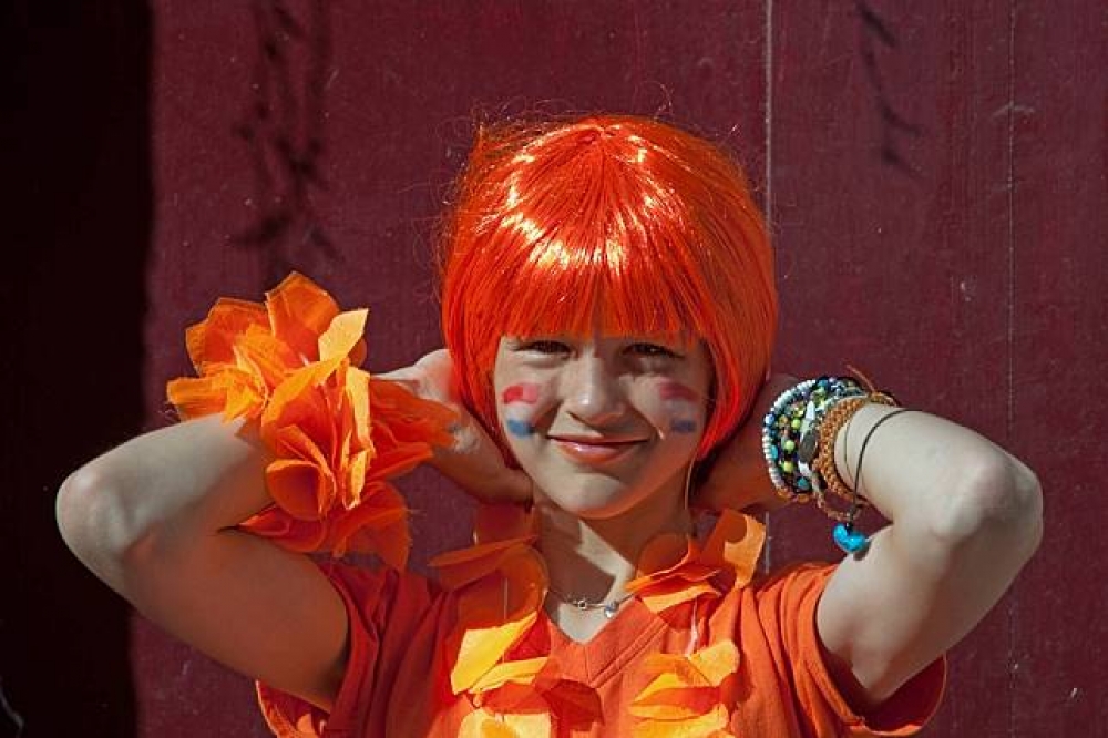 一位在國王日打扮成一身橘的荷蘭女孩（Frans Persoon＠CC.BY 2.0）