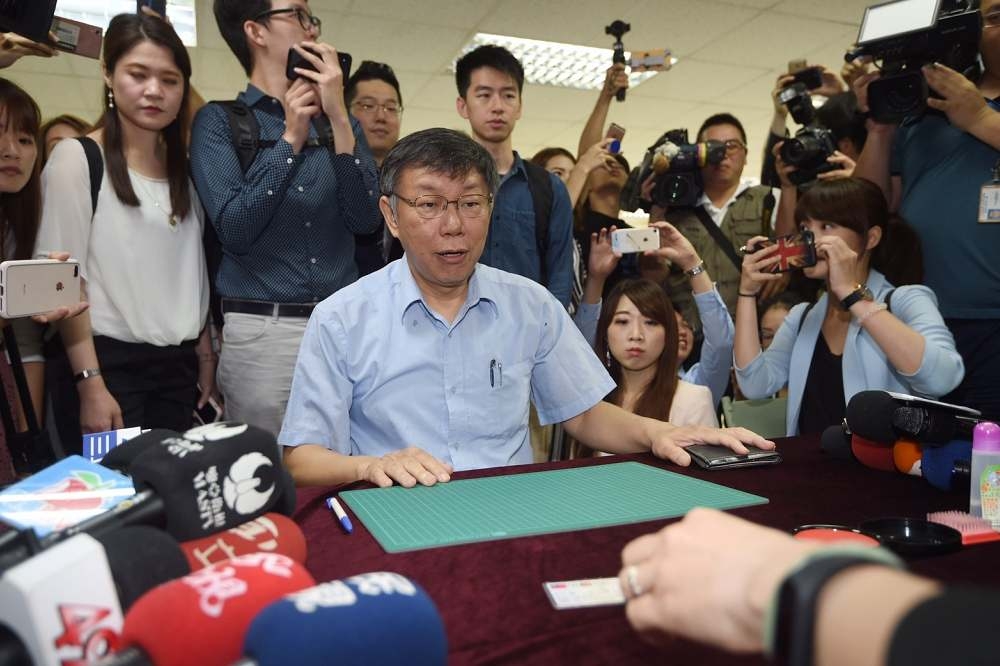 台北市長柯文哲今早到信義區公所正式登記參選連任台北市長。（攝影：李智為）