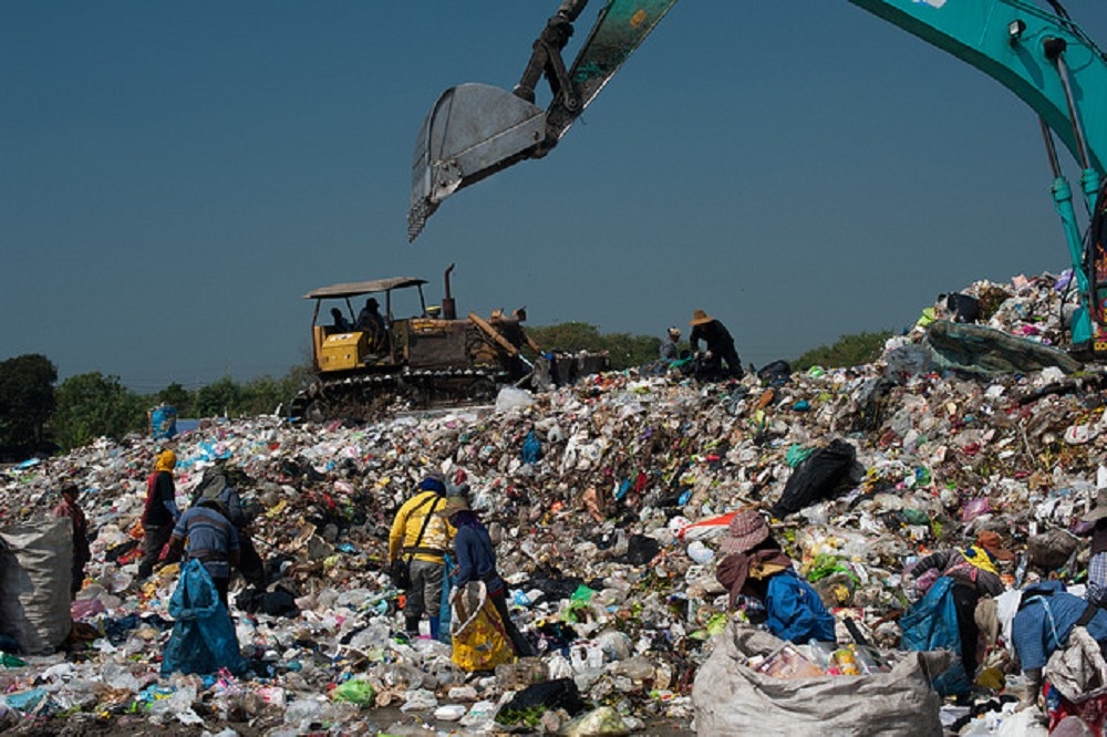 根據《蘋果日報》調查報導指出，台灣2018年1-7月進口的廢塑廢紙量超過100萬噸，比過去1年的量還多。（圖片取自Thibaud Saintin）