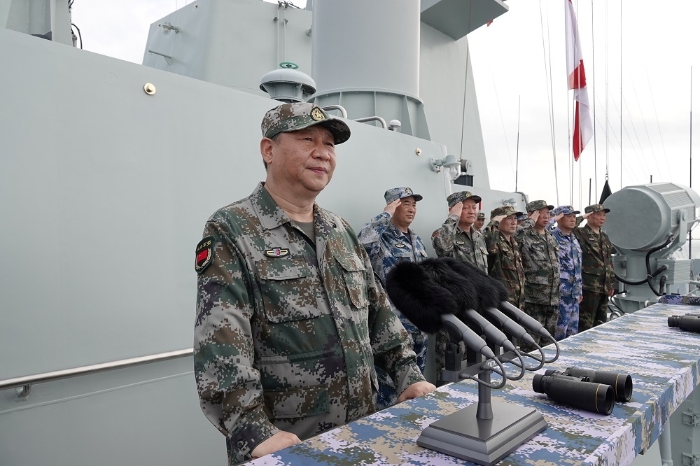 中國領導人習近平12日上午在中國南海考察中共解放軍海軍。（湯森路透）