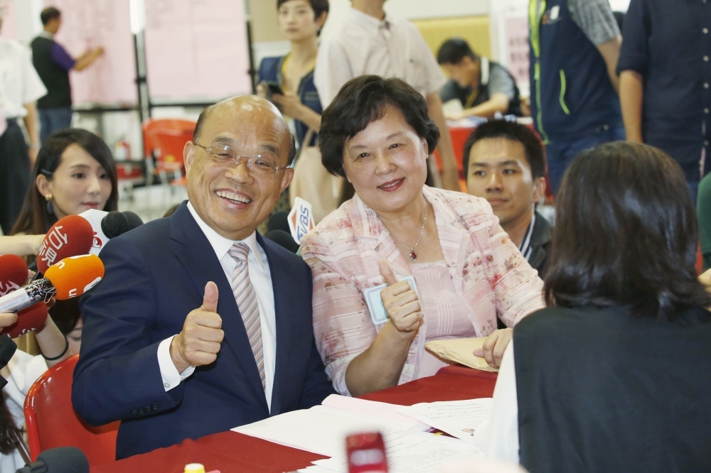 民進黨新北市長參選人蘇貞昌，30日在太太詹秀齡陪同下辦理登記。(攝影：李昆翰)