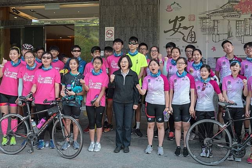 總統蔡英文花蓮行巧遇來台騎單車的香港中學生，她開心留下合影，並說「花蓮的美好，香港朋友都知道」。（圖片取自蔡英文臉書）