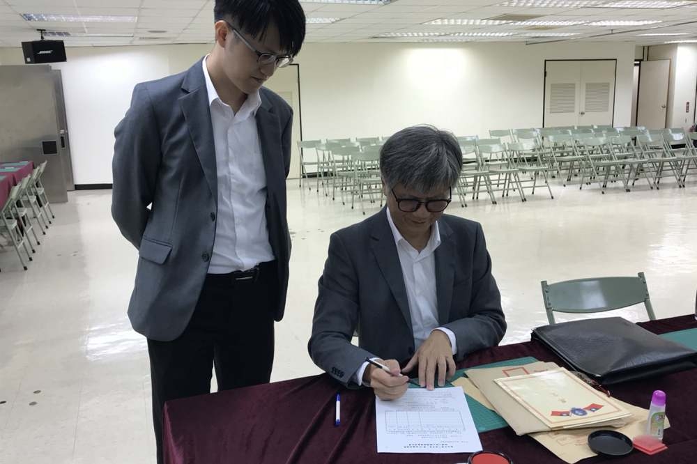 兆豐保險花蓮分公司經理吳蕚洋今天前往選委會登記參選台北市長。（攝影：徐乙喬）