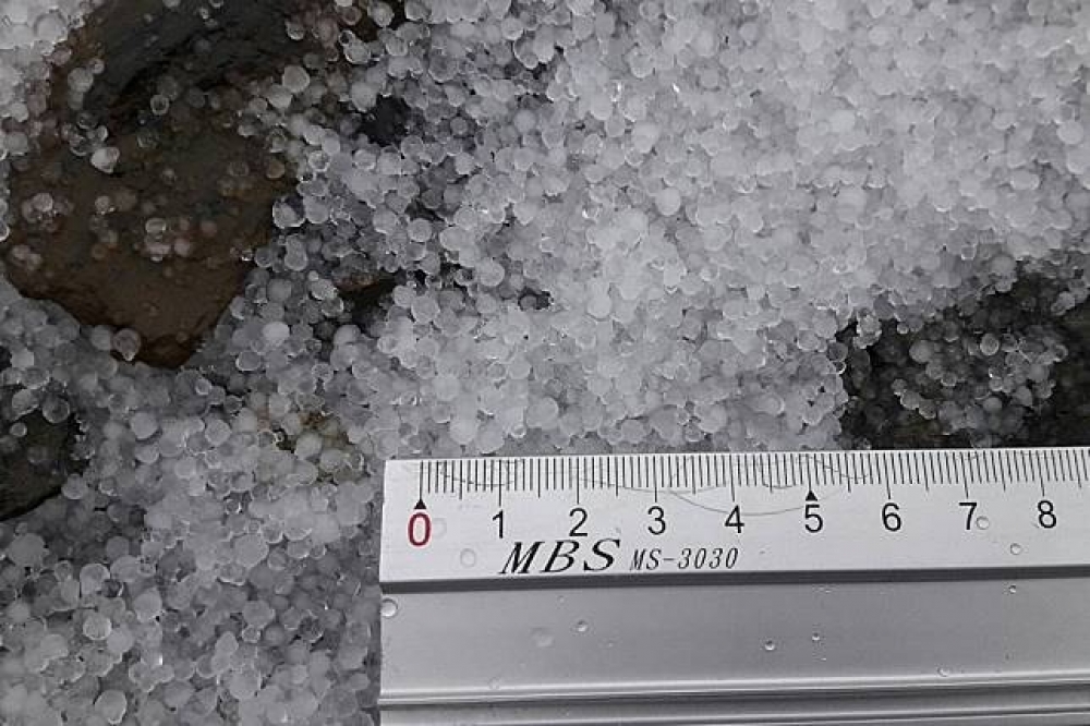氣象局12日下午觀測到玉山降下冰雹，持續到4時左右。（中央氣象局提供）