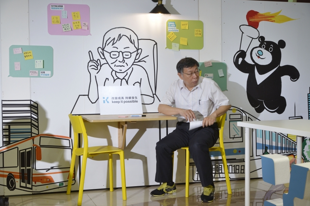 台北市長選戰，尋求連任的現任市長柯文哲民調暫居穩定領先，卻爆出內部團隊整合問題；圖為27日柯文哲競選總部開幕現場。（攝影：李智為）