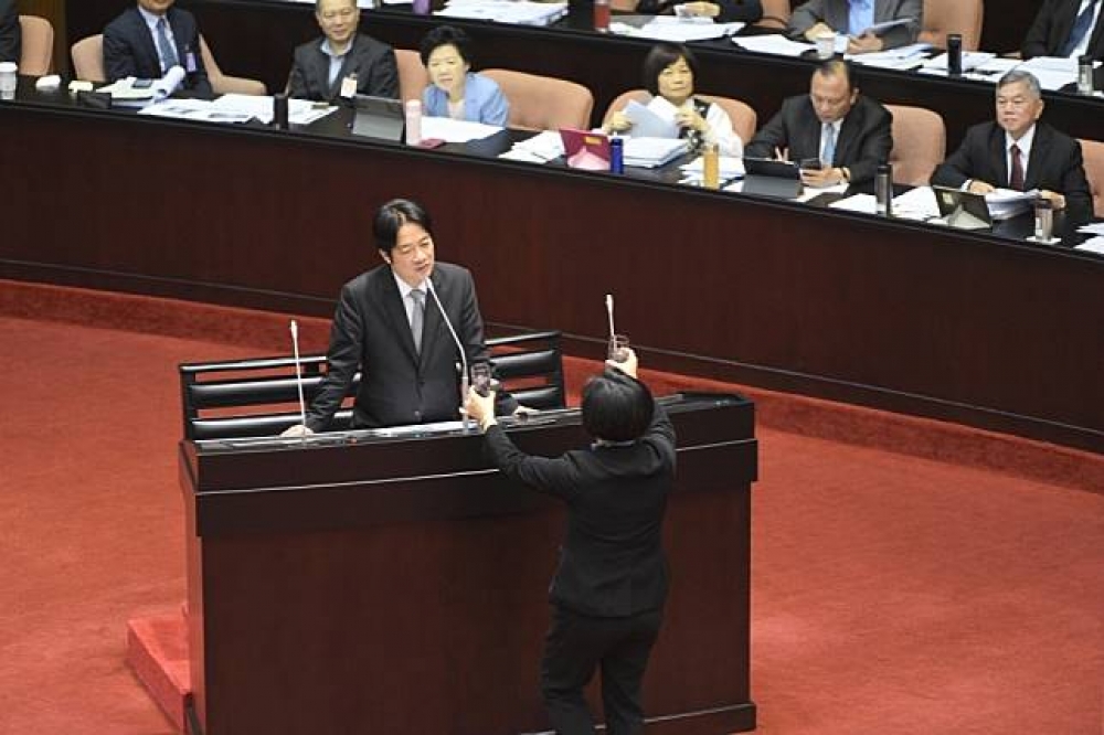 上午立院施政總質詢，藍委王惠美左右手高舉煤炭樣本，要賴揆「指認」哪一個才是乾淨的煤。（攝影：李昆翰）