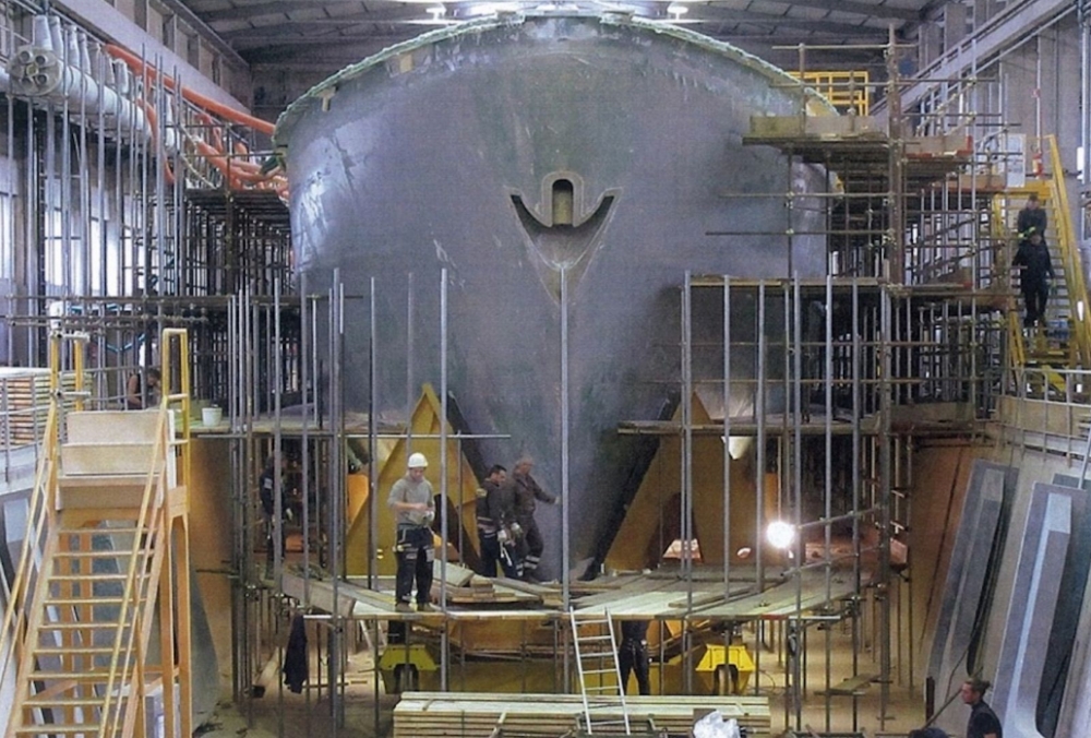 慶富在義大利Intermarine船廠動工建造的首艘獵雷艦艦身，目前工程進度已完成駕駛台結構，不過現在卻傳出慶富已欠薪2個月，連派駐在義大利船廠的員工都遭波及，準備打包返台。（慶富提供）