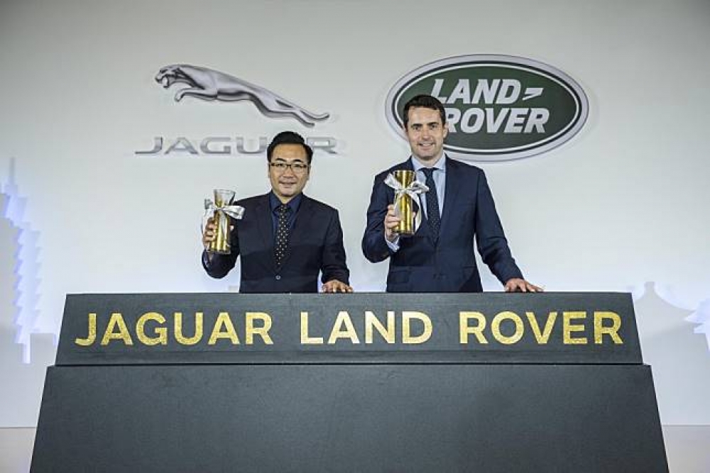 JAGUAR LAND ROVER 亞太營運總部總裁 Mr. Robin Colgan(右) 與JAGUAR LAND ROVER台灣分公司總經理曹耀中先生(左)，共同宣打造品牌嶄新形象、全面提升消費者品牌體驗！(圖片來源:JAGUAR LAND ROVER )